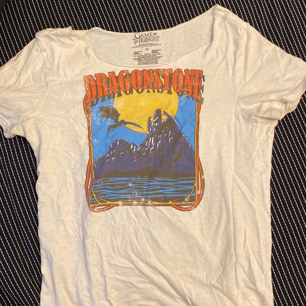 Short sleeve, ripped hemline